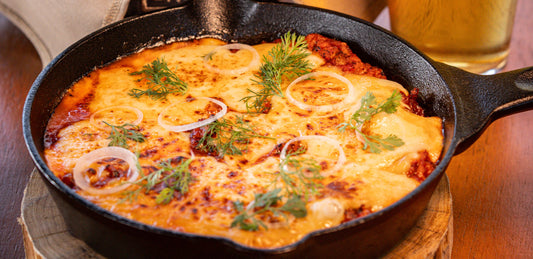 Queso Ahumado con Salsa de Chicharrón